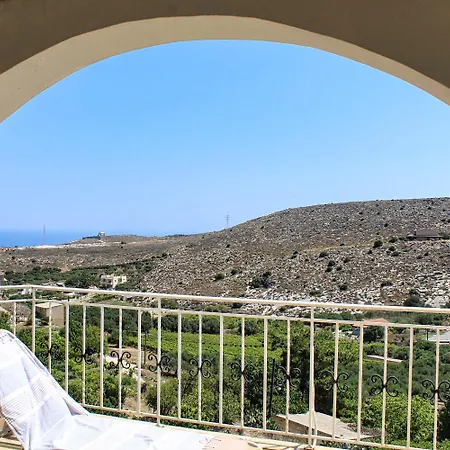 Elia Woodstone Elia (Crete)